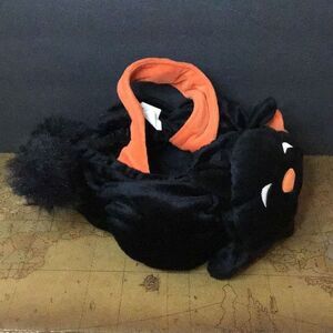 Cute and cuddly, trick-or-treat candy bag By Le top